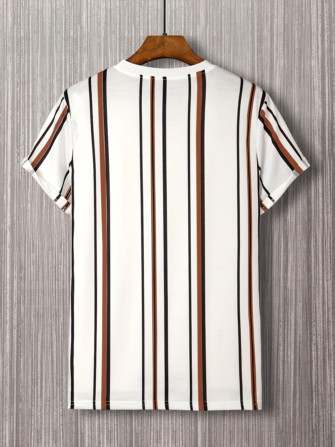 Męski t-shirt z krótkim rękawem w nowoczesnym stylu z pionowymi paskami na modny miejski look