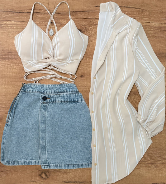 Conjunto femenino de moda: top corto para anudar, camisa larga a rayas y falda de mezclilla – estilo casual y moderno