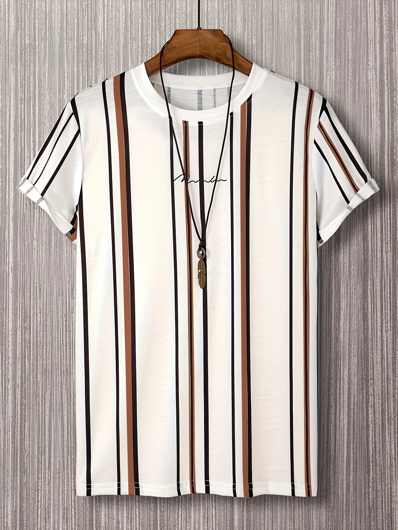 Męski t-shirt z krótkim rękawem w nowoczesnym stylu z pionowymi paskami na modny miejski look