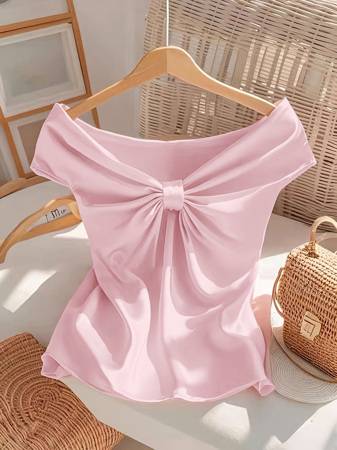 Elegant damebluse med bare skuldre i romantisk stil til aften og udflugter