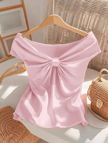 Elegant damebluse med bare skuldre i romantisk stil til aften og udflugter