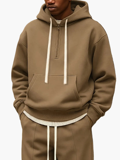 Ensemble décontracté homme style streetwear avec sweat à capuche et pantalon – Tenue idéale pour loisirs et détente