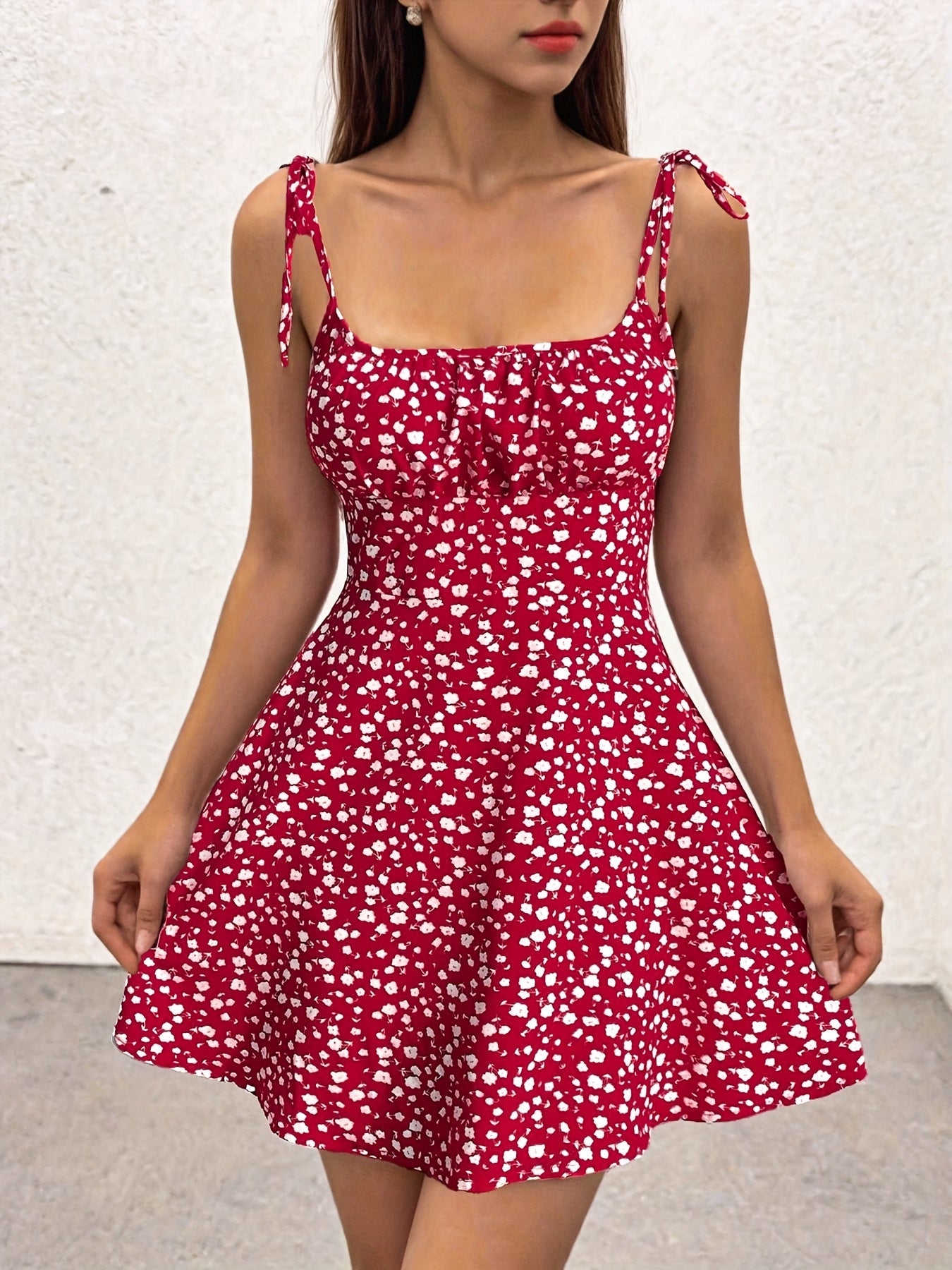 Abito estivo femminile stile chic con spalline e stampa floreale - Ideale per uscite e vacanze