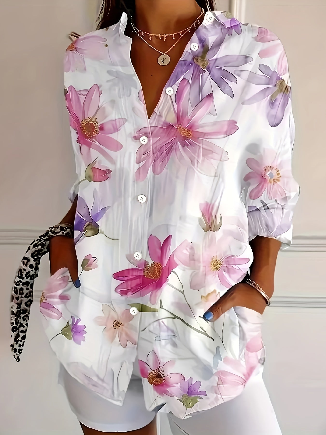 Elegant damebluse med blomsterprint i afslappet forårs- og sommersstil