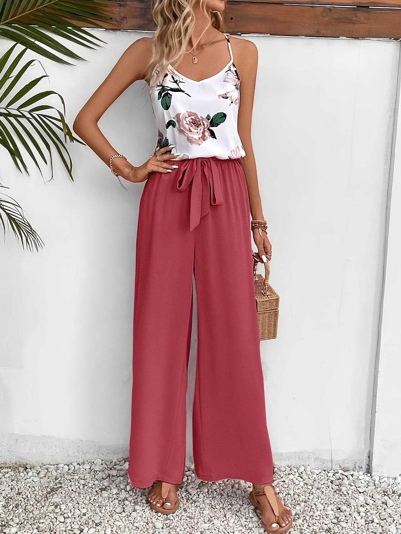 Elegant dameheldragt med blomsterprint i afslappet sommerstil