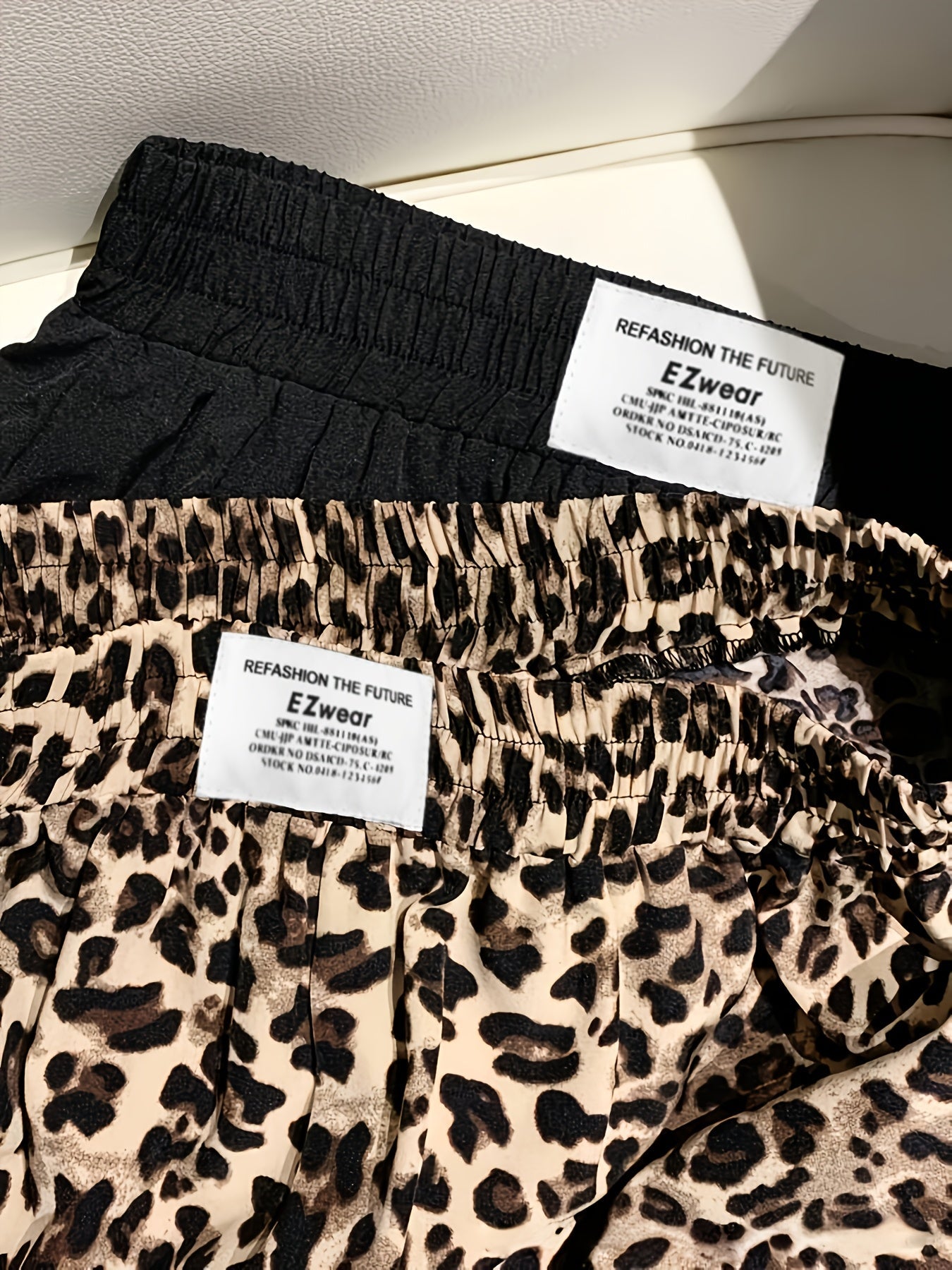 Afslappede dame-shorts med leopardmønster og ensfarvet, perfekte til sommeren