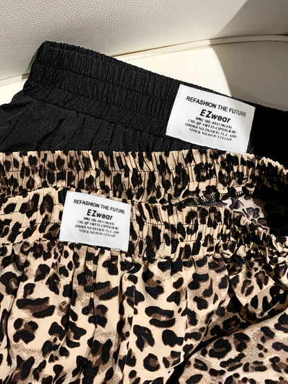 Afslappede dame-shorts med leopardmønster og ensfarvet, perfekte til sommeren