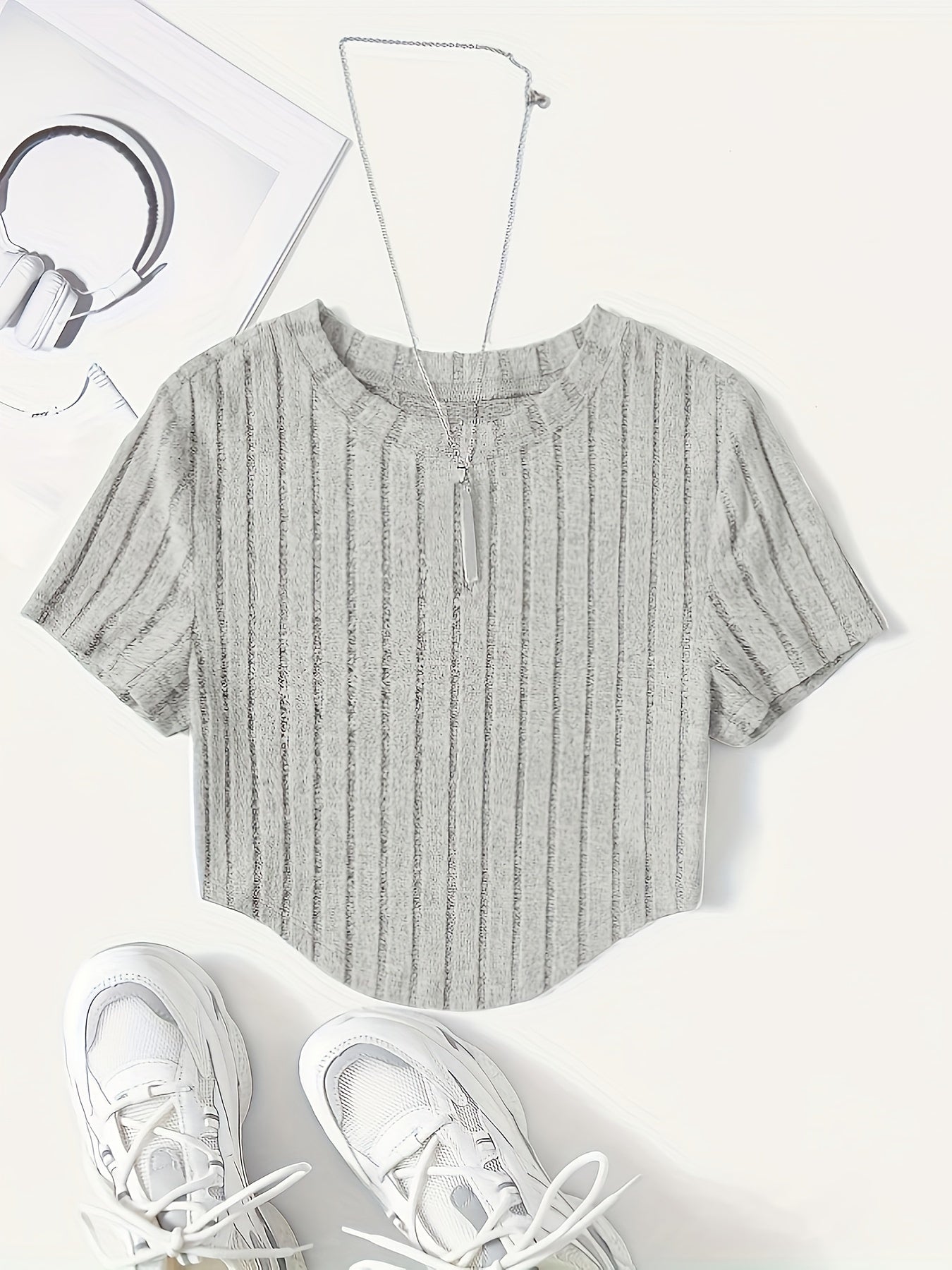 T-shirt damski w stylu casual z krótkim rękawem i okrągłym dekoltem – idealny na lato i czas wolny
