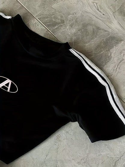 Trendy dames sportset in twee delen met atletische stijl - Korte top en bijpassende short voor fitness en vrije tijd