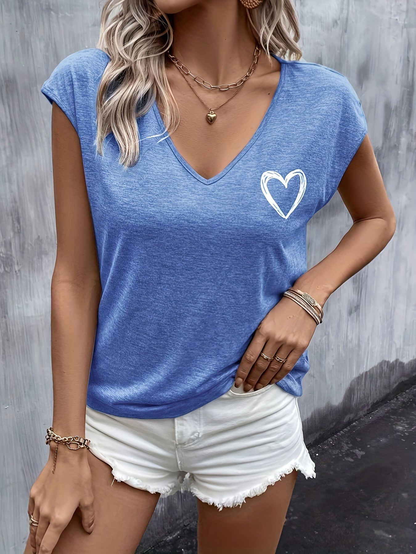 Dames T-shirt met V-hals en hartmotief, zomerse stijl