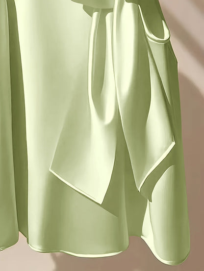 Blouse sans manches femme style élégant avec col lavallière et coupe ample pour sorties ou occasions spéciales