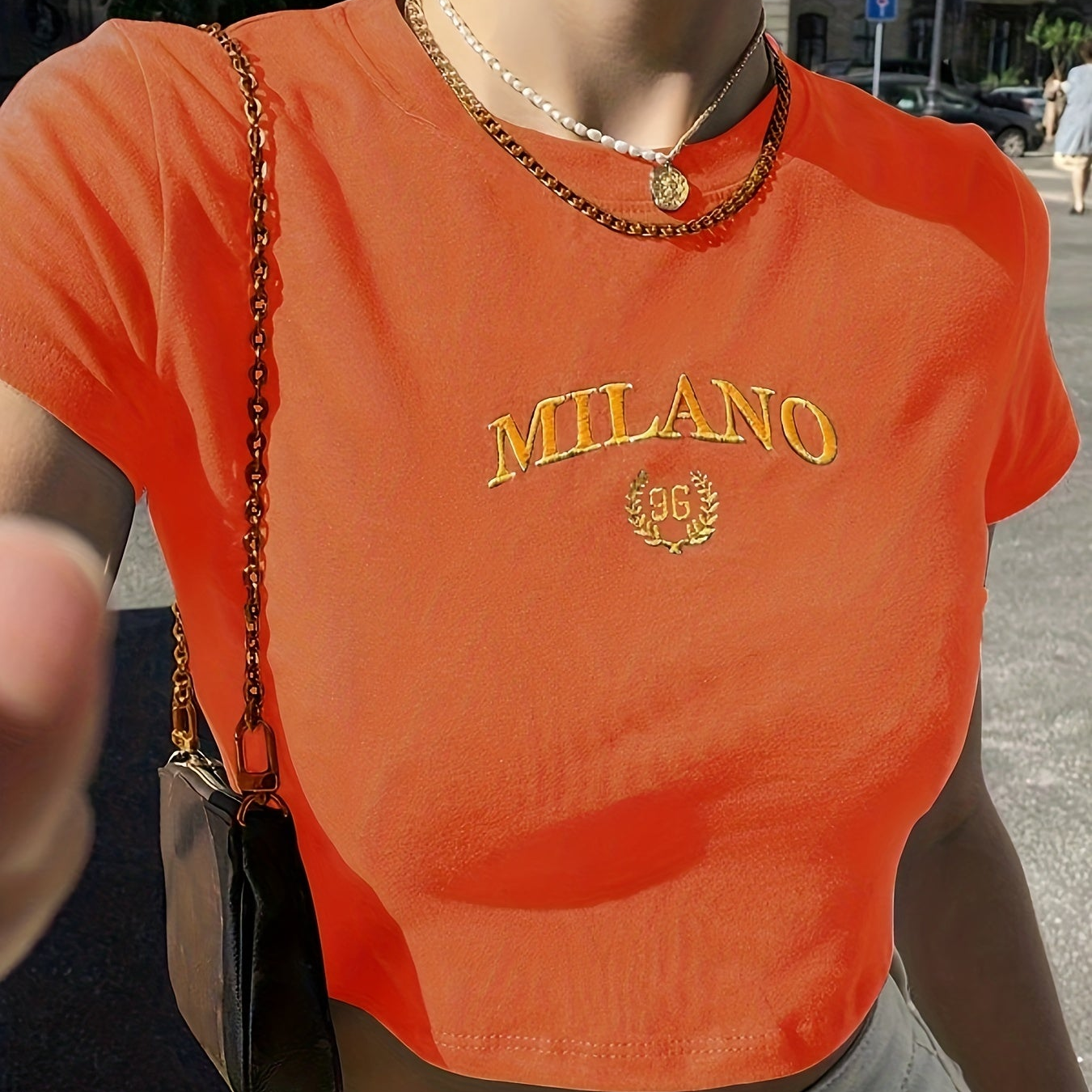 Kort dame-T-shirt i Y2K-stil med broderi fra Milano, sommertrend, korte ærmer, rund hals
