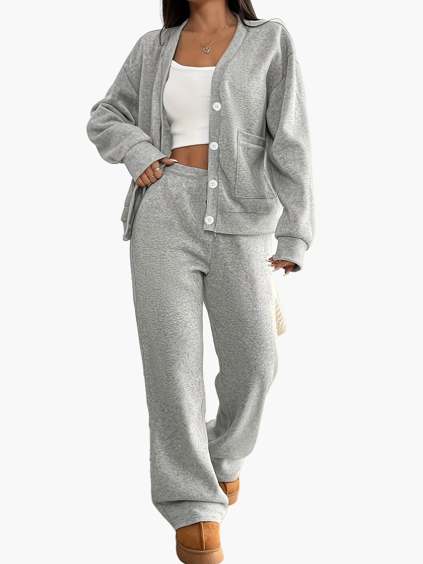 Pyjama femme deux pièces style détente avec boutons et poches, ensemble loungewear confortable pour la maison