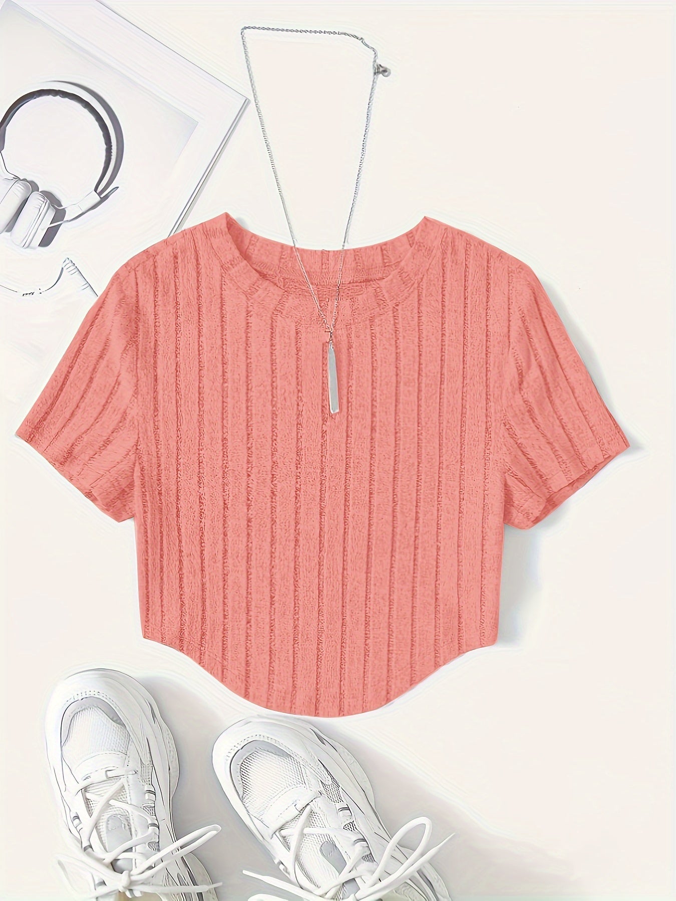 T-shirt damski w stylu casual z krótkim rękawem i okrągłym dekoltem – idealny na lato i czas wolny