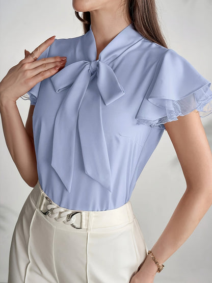 Elegant damebluse med sommerfugleærmer og lavallière-sløjfe – chic stil til kontoret og udflugter