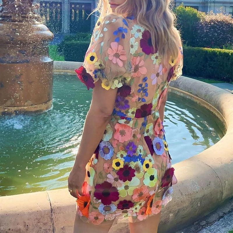 Hayley – Robe à manches lanternes avec fleurs en trois dimensions et décolleté en V élégant