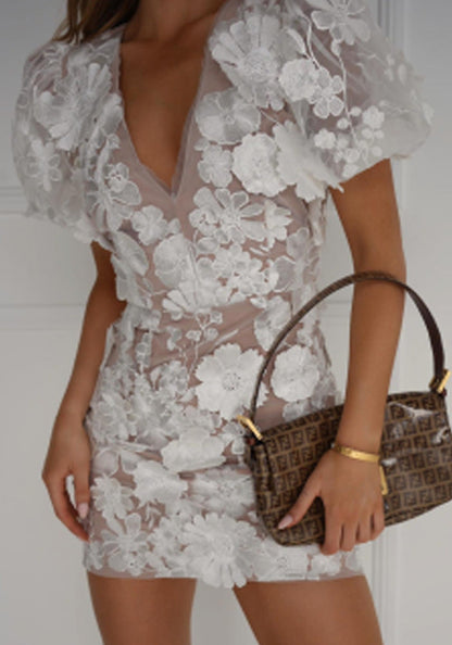 Hayley – Robe à manches lanternes avec fleurs en trois dimensions et décolleté en V élégant