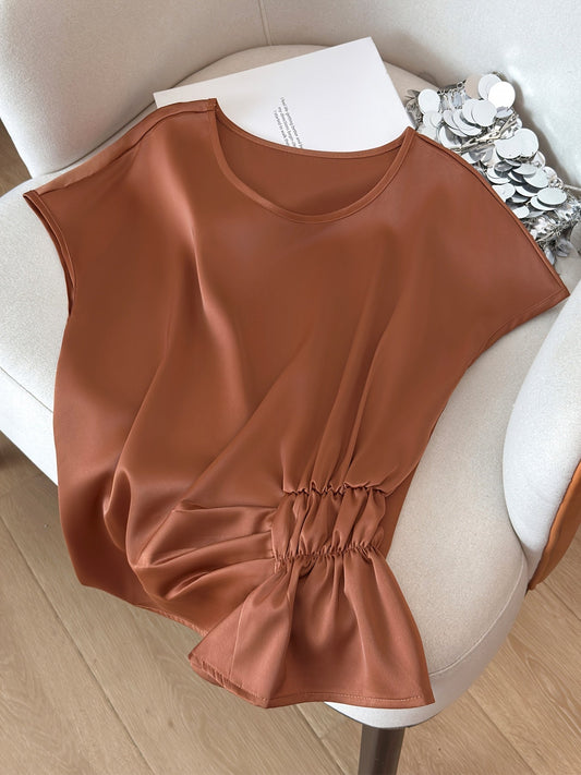 Blusa donna a maniche corte stile moderno con drappeggio asimmetrico e arricciature in vita