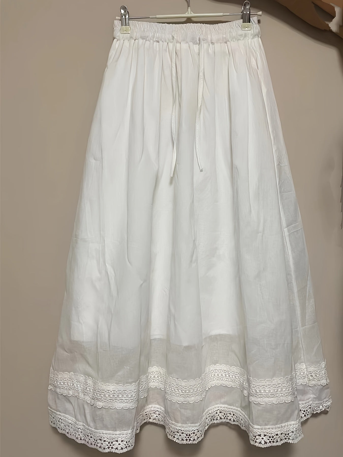 Jupe longue femme style bohème avec dentelle, élégante et fluide pour l'été