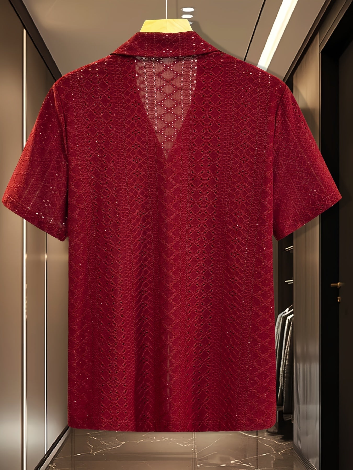Chemise à manches courtes homme style resort avec broderie ajourée, élégance estivale et confort respirant