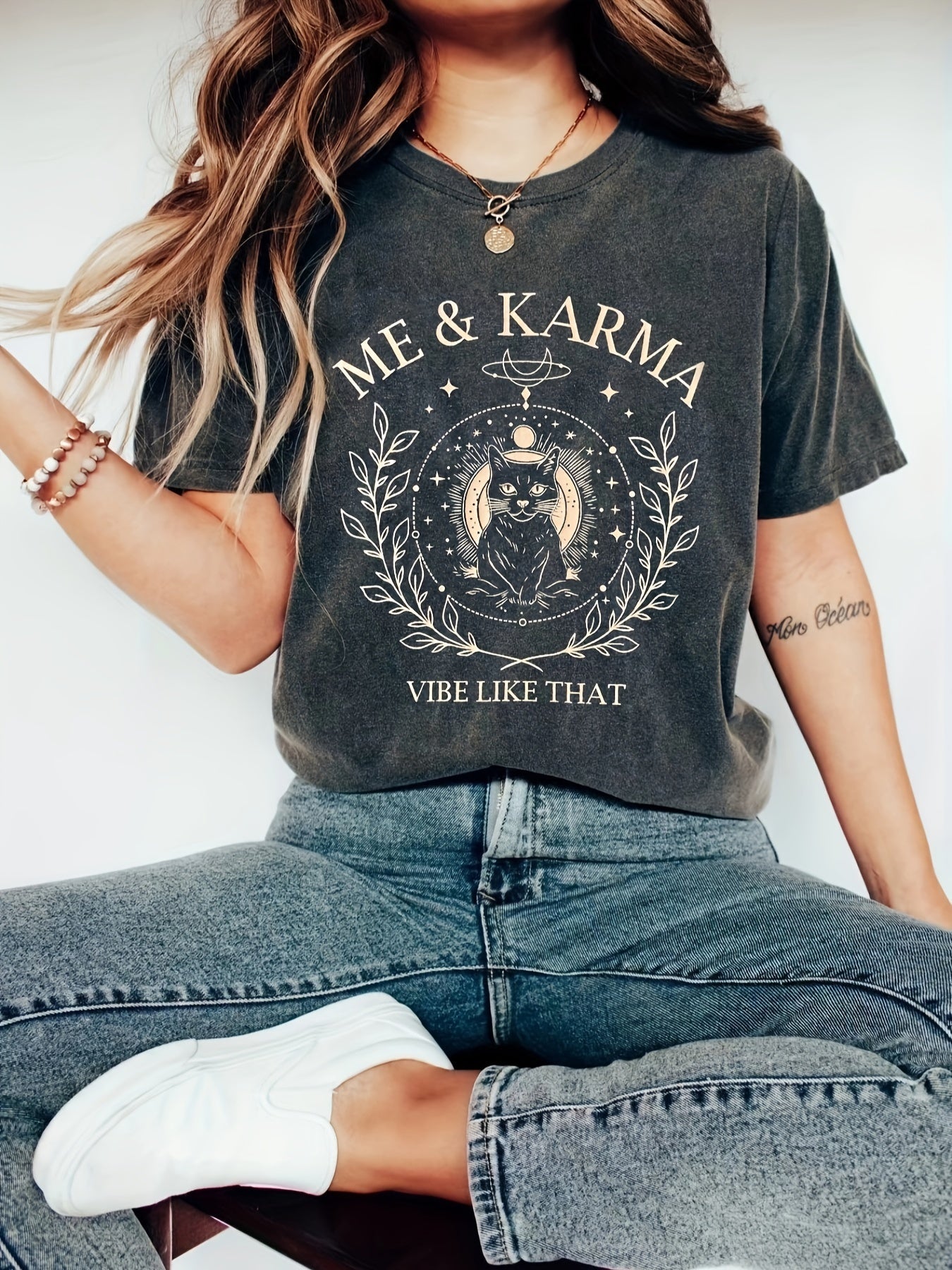 Women's vintage style T-shirt with mystical cat print "Me & Karma" – perfect for free spirits and a casual look