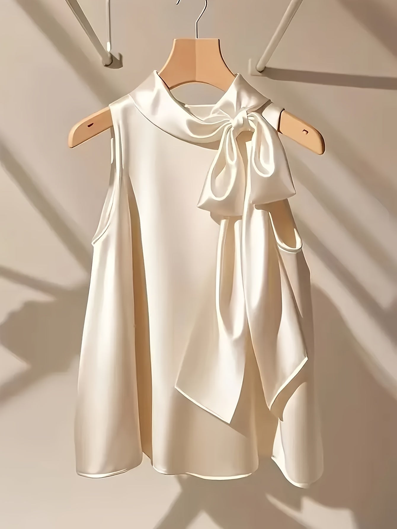 Blouse sans manches femme style élégant avec col lavallière et coupe ample pour sorties ou occasions spéciales