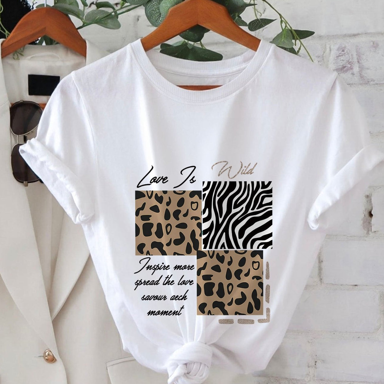 Camiseta mujer estampado gráfico de leopardo y cebra con mensaje « Love Is Wild » estilo casual y moderno