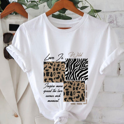 Camiseta mujer estampado gráfico de leopardo y cebra con mensaje « Love Is Wild » estilo casual y moderno
