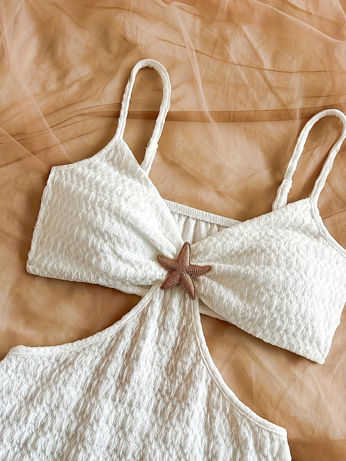 Dopasowana mini sukienka plażowa dla kobiet z detalem rozgwiazdy i modnym wycięciem