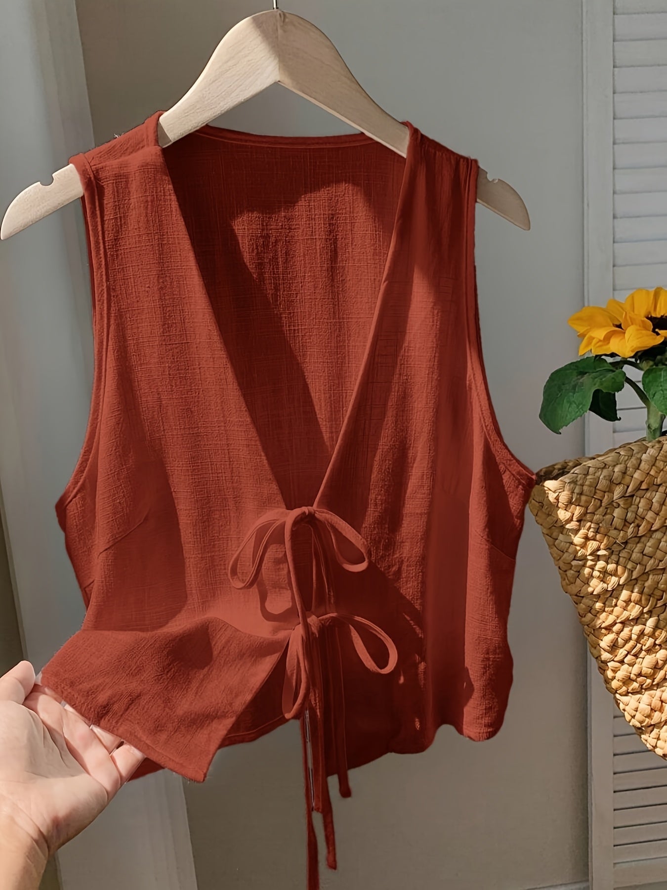 Sleeveless tie-front vest for women, casual chic style
