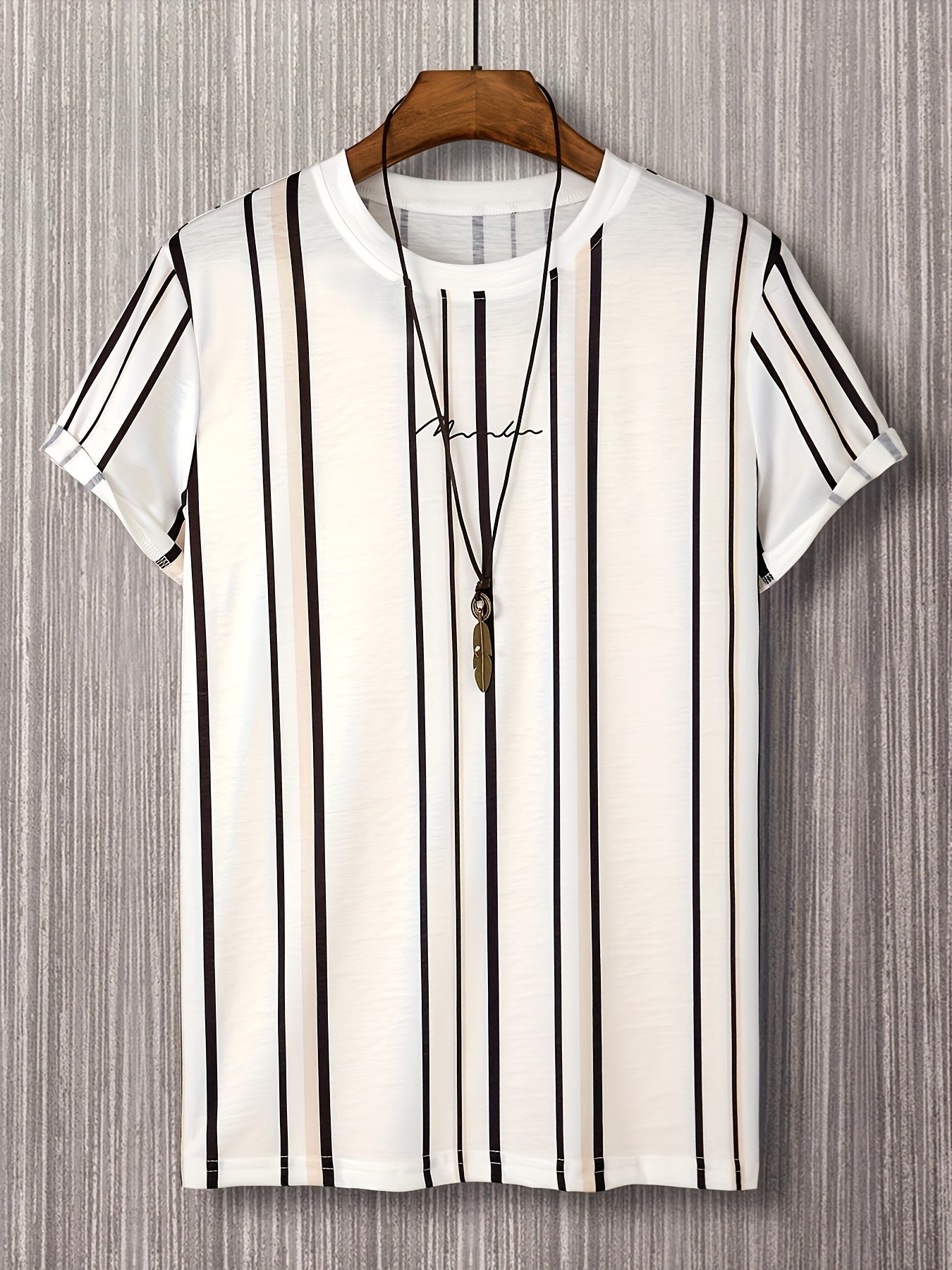 Męski t-shirt z krótkim rękawem w nowoczesnym stylu z pionowymi paskami na modny miejski look