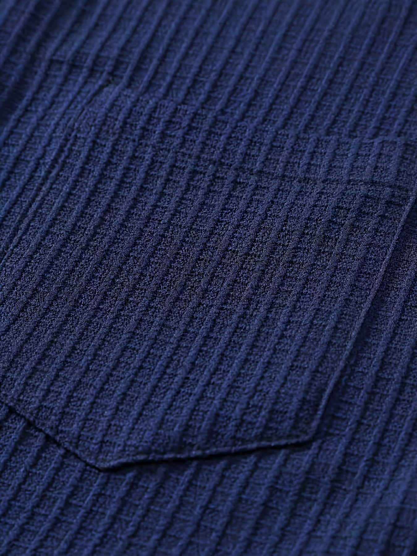 Chemise de style resort homme à manches courtes et texture gaufrée – Élégance estivale décontractée