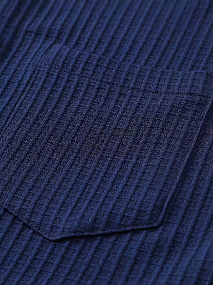 Chemise de style resort homme à manches courtes et texture gaufrée – Élégance estivale décontractée