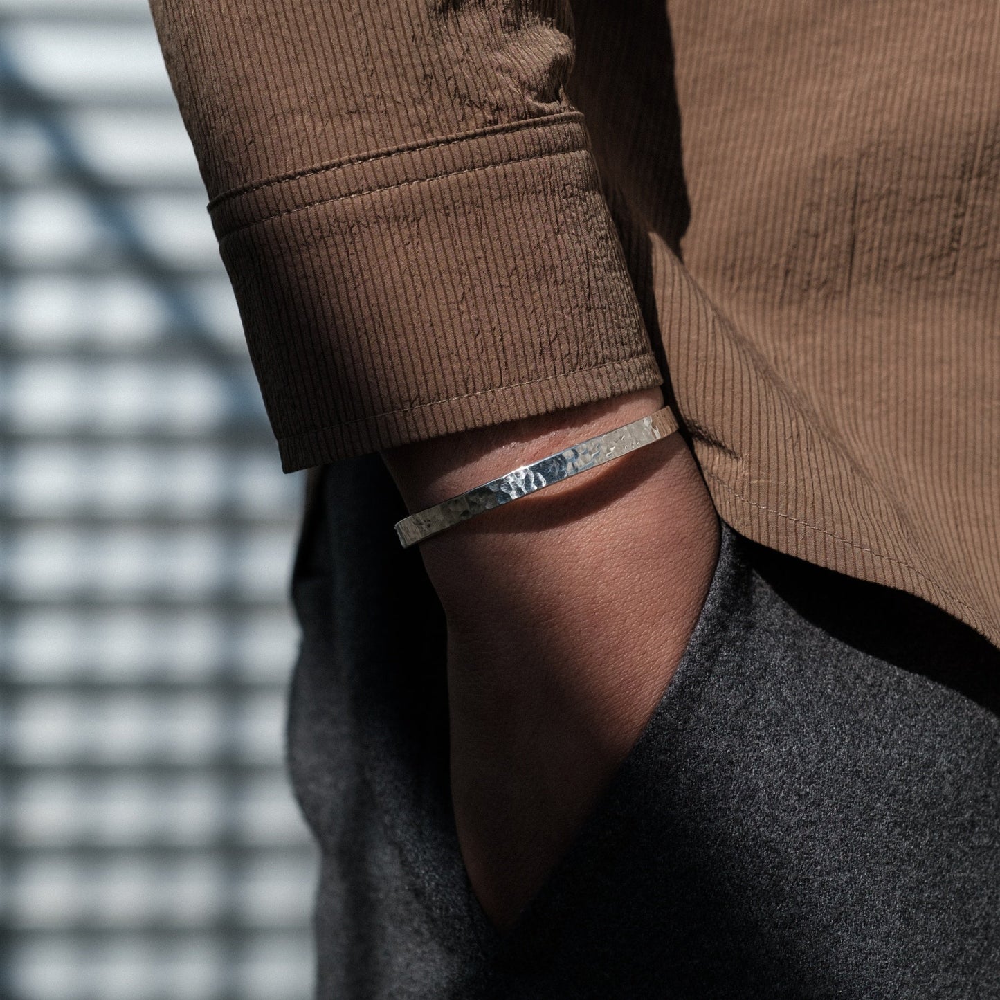 Jon – Bracelet Fin en Argent avec Texture Martelée