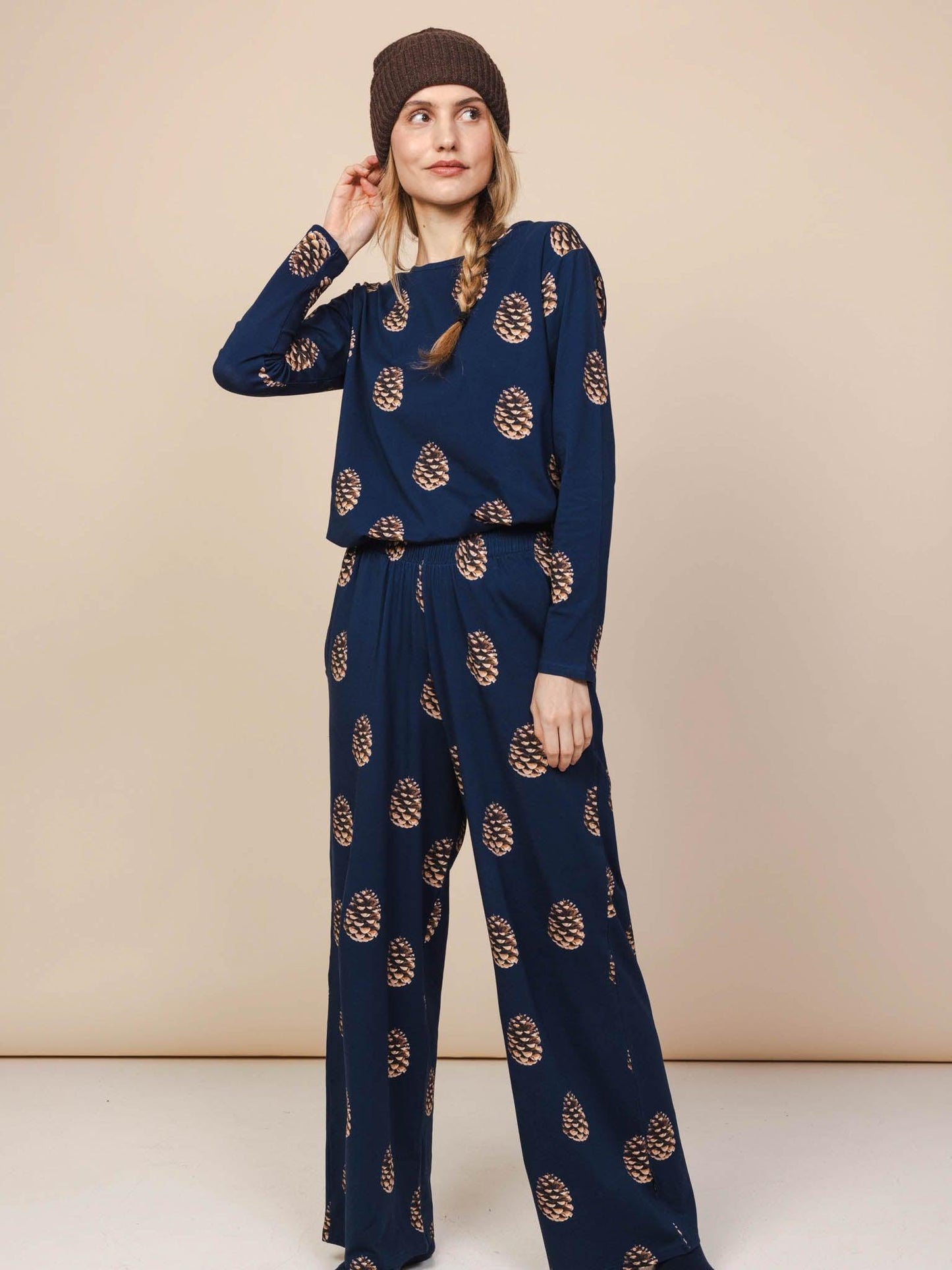 Phoebe – Pantalon Large pour Femmes avec Imprimé de Pommes de Pin