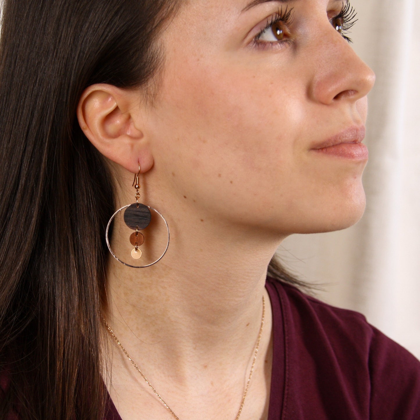 Lynda – Boucles d'Oreilles Bohèmes en Bois avec Disques Superposés et Anneaux Dorés