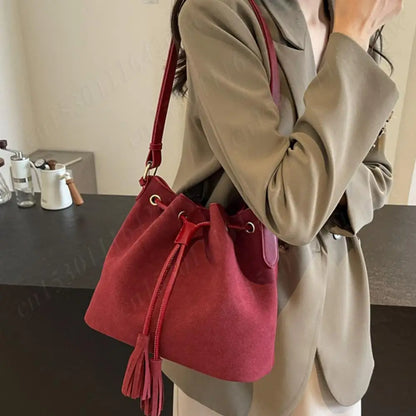 Robyn – Sac Seau en Daim avec Pompon pour Femme