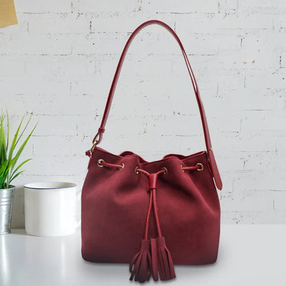 Robyn – Sac Seau en Daim avec Pompon pour Femme