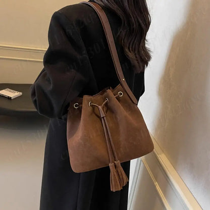Robyn – Sac Seau en Daim avec Pompon pour Femme