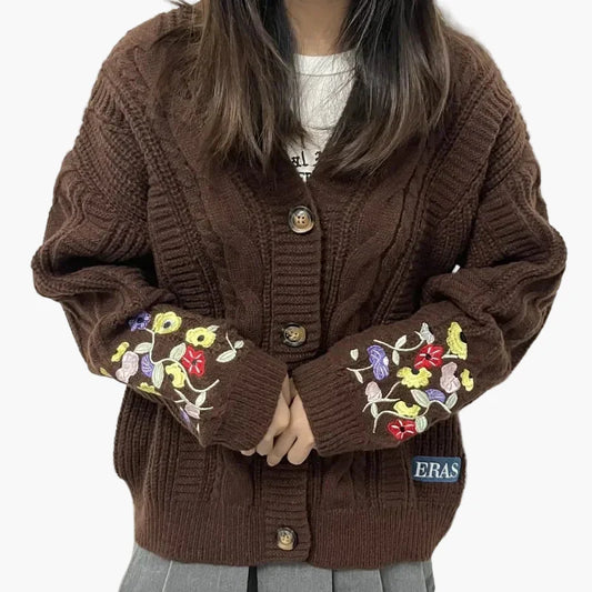 Cardigan femme oversize style universitaire avec broderies florales et boutons – Look décontracté chic