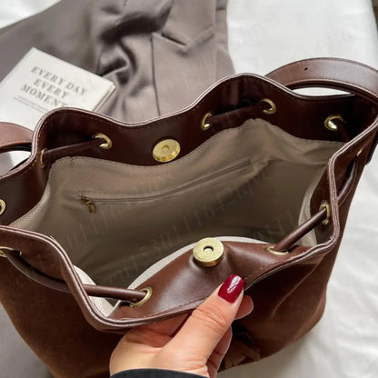 Robyn – Sac Seau en Daim avec Pompon pour Femme