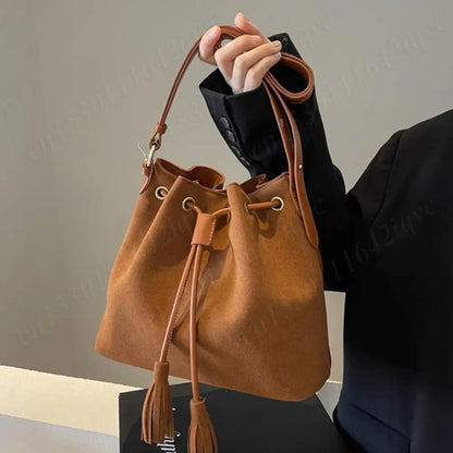 Robyn – Sac Seau en Daim avec Pompon pour Femme