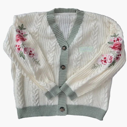 Cardigan femme oversize style universitaire avec broderies florales et boutons – Look décontracté chic