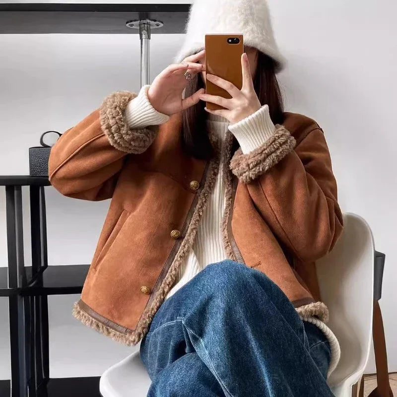 Veste courte style aviateur femme tendance urbaine décontractée