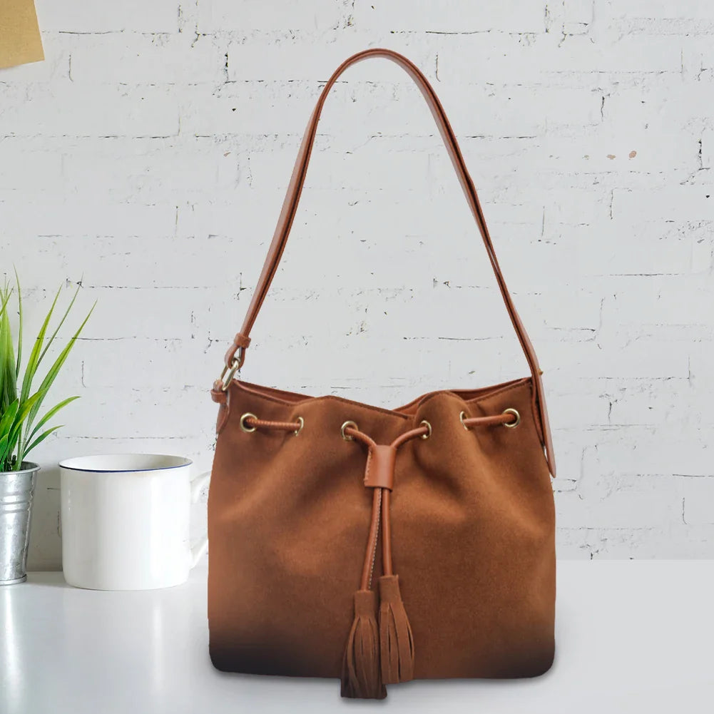 Robyn – Sac Seau en Daim avec Pompon pour Femme