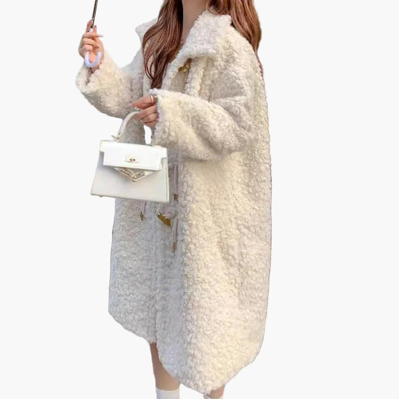 Manteau style peluche oversize pour femme, look hivernal chic et douillet