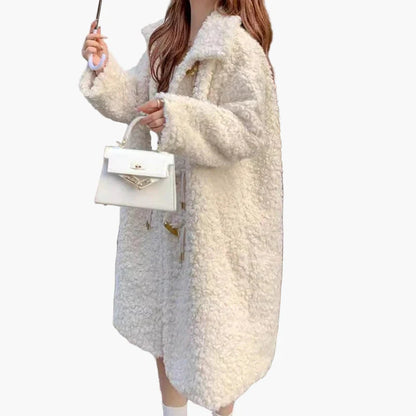 Manteau style peluche oversize pour femme, look hivernal chic et douillet