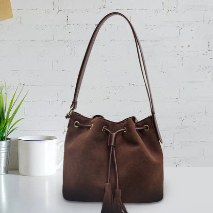Robyn – Sac Seau en Daim avec Pompon pour Femme