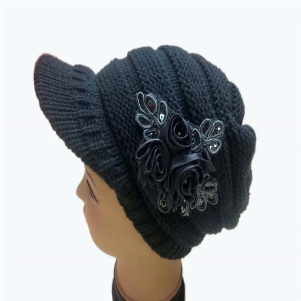 Nicole – Bonnet tricoté pour femmes avec appliqué floral élégant