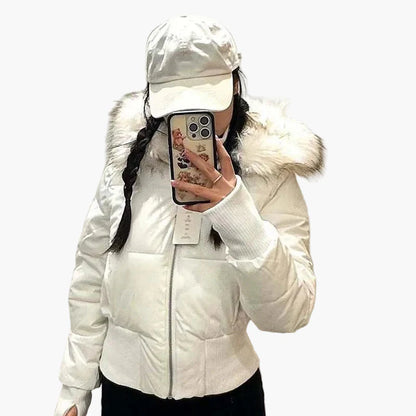 Veste doudoune femme style urbain à capuche, coupe cintrée et col en fausse fourrure pour l'automne et l'hiver